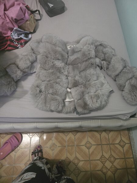 Vand haina de blana nepurtata