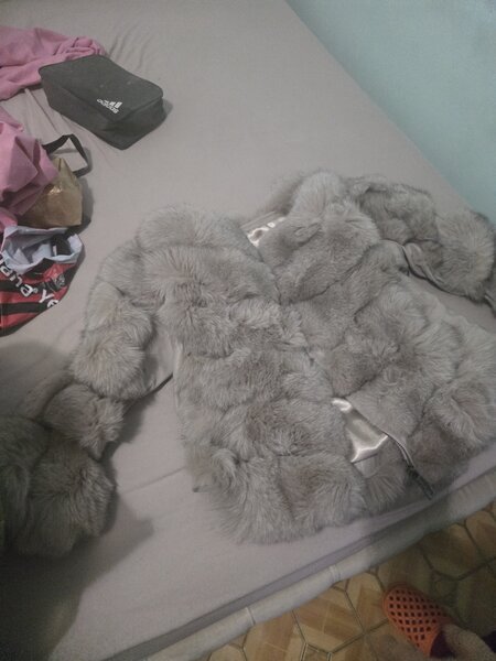 Vand haina de blana nepurtata